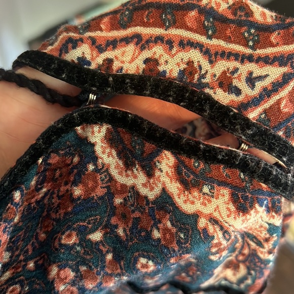 American Eagle boho floral & paisley blouse- tassel ties & bell sleeves size M - Picture 8 of 10